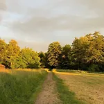 Am Waldrand Mit Großem Garten *