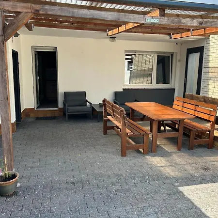 Am Waldrand Mit Großem Garten *